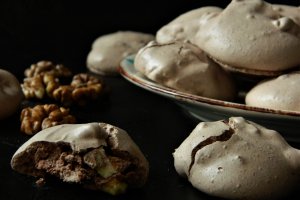 Desert bezele cu cacao si nuci