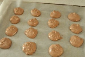 Desert bezele cu cacao si nuci