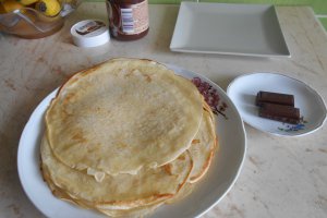 Desert clatite cu banane si crema de ciocolata