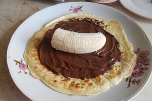Desert clatite cu banane si crema de ciocolata