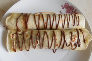 Desert clatite cu banane si crema de ciocolata