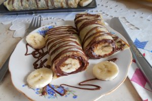 Desert clatite cu banane si crema de ciocolata