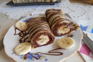 Desert clatite cu banane si crema de ciocolata