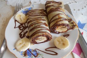 Desert clatite cu banane si crema de ciocolata