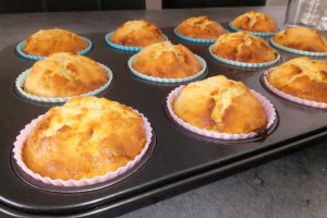Desert muffins cu lime si ciocolata alba