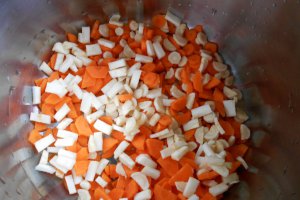 Ciorba de legume, cu suc de rosii si taitei lati