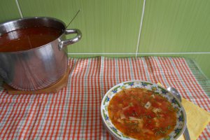 Ciorba de legume, cu suc de rosii si taitei lati