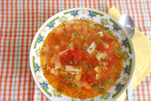 Ciorba de legume, cu suc de rosii si taitei lati