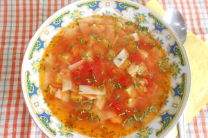 Ciorba de legume, cu suc de rosii si taitei lati