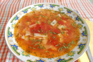Ciorba de legume, cu suc de rosii si taitei lati