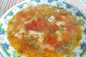 Ciorba de legume, cu suc de rosii si taitei lati