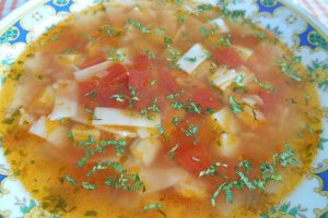 Ciorba de legume, cu suc de rosii si taitei lati
