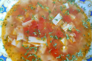 Ciorba de legume, cu suc de rosii si taitei lati