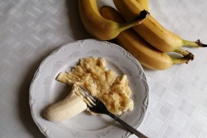 Desert Banana Bread cu nuci si fructe de padure