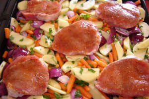 Cotlet de porc la cuptor pe pat de legume