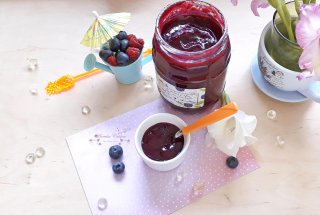 Dulceata de zmeura si afine, cu apa de flori de trandafir