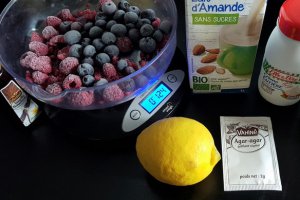 Desert panna cotta cu lapte de migdale si coulis de fructe de padure