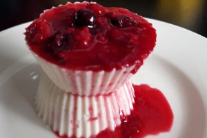 Desert panna cotta cu lapte de migdale si coulis de fructe de padure