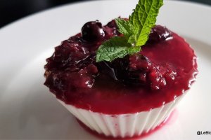 Desert panna cotta cu lapte de migdale si coulis de fructe de padure