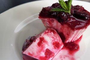 Desert panna cotta cu lapte de migdale si coulis de fructe de padure