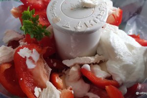 Gaspacho cu iaurt, castravete, rosii si ardei