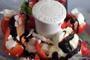 Gaspacho cu iaurt, castravete, rosii si ardei