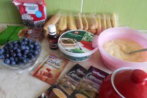 Desert tortulet cu doua creme, afine si ciocolata