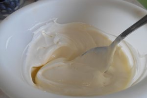 Desert tortulet cu doua creme, afine si ciocolata