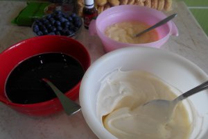Desert tortulet cu doua creme, afine si ciocolata