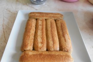 Desert tortulet cu doua creme, afine si ciocolata