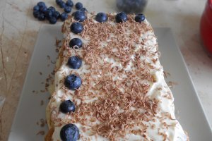 Desert tortulet cu doua creme, afine si ciocolata