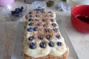Desert tortulet cu doua creme, afine si ciocolata