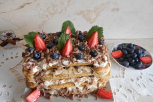 Desert tortulet cu doua creme, afine si ciocolata