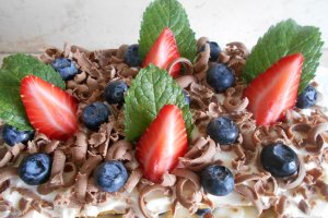 Desert tortulet cu doua creme, afine si ciocolata