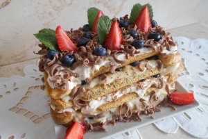 Desert tortulet cu doua creme, afine si ciocolata