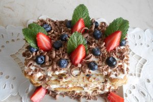 Desert tortulet cu doua creme, afine si ciocolata