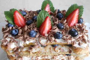 Desert tortulet cu doua creme, afine si ciocolata