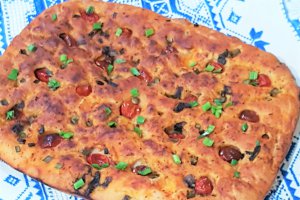 Foccacia cu cherry, usturoi verde si ierburi italiene