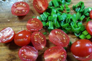 Foccacia cu cherry, usturoi verde si ierburi italiene