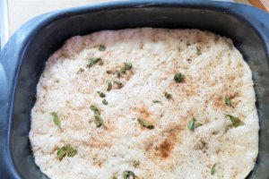 Foccacia cu cherry, usturoi verde si ierburi italiene