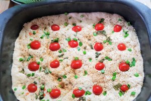 Foccacia cu cherry, usturoi verde si ierburi italiene