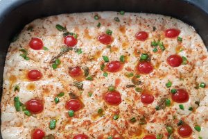 Foccacia cu cherry, usturoi verde si ierburi italiene