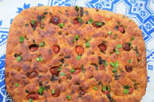 Foccacia cu cherry, usturoi verde si ierburi italiene