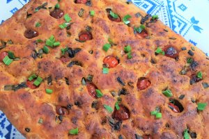 Foccacia cu cherry, usturoi verde si ierburi italiene