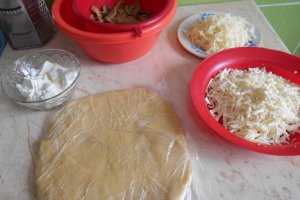 Aperitiv tarta sarata, cu ciuperci si branzeturi