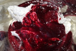 Desert tort cu mure, zmeura si glazura oglinda