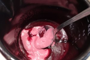 Desert tort cu mure, zmeura si glazura oglinda