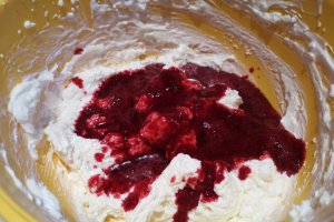 Desert tort cu mure, zmeura si glazura oglinda