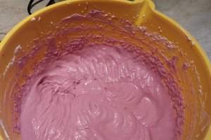 Desert tort cu mure, zmeura si glazura oglinda