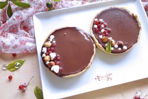 Desert tarte cu ciocolata, lamaie si coacaze